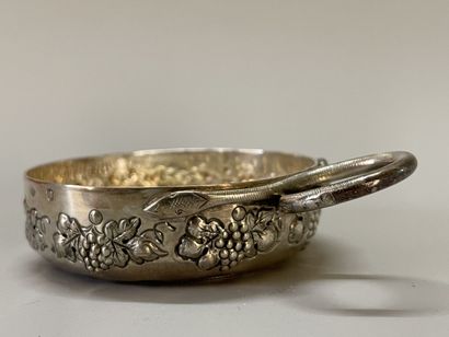 Taste vin en argent, serti au centre d'un...