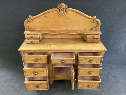 Buffet dressoir en pin de forme rectangulaire...