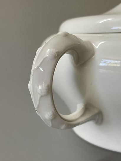 Manufacture de SEVRES 

sucrier en porcelaine.

H:...