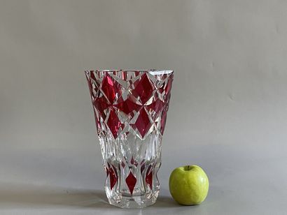 SAINT LOUIS : vase in cut crystal, red.

H:...