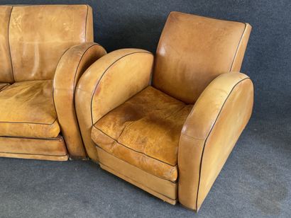 Canapé et fauteuils en cuir havane, accotoirs...