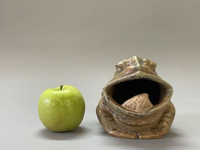 SEVRES- 

Crapaud en grès émaillé.

Cachet...
