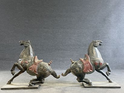 Paire de chevaux décoratifs en bois sculpté...