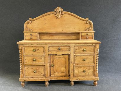 Buffet dressoir en pin de forme rectangulaire...