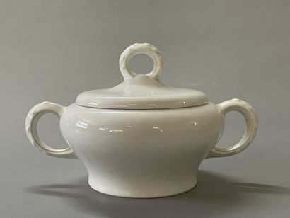 Manufacture de SEVRES 

sucrier en porcelaine.

H:...