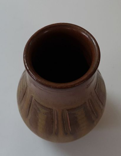 Paul JEANNENEY (1861 - 1920) 

Petit vase...