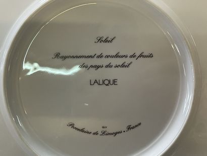 LALIQUE et LIMOGES. 

Huit assiettes plates...