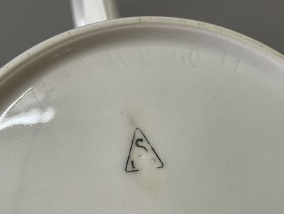 Manufacture de SEVRES 

sucrier en porcelaine.

H:...