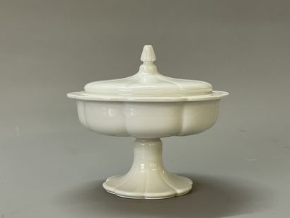 SEVRES. 

Drageoir en porcelaine sur piedouche.

Marque...