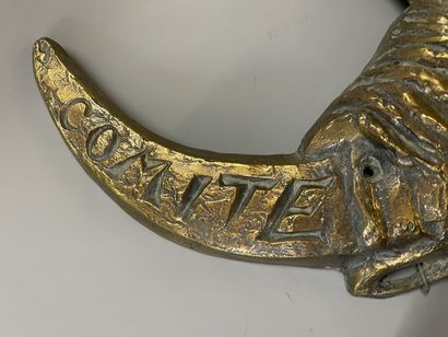 Quat'z'Arts. 

Tête de taureau. 

Grand masque...