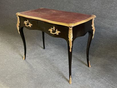 Flat desk in black lacquered wood, underlined...