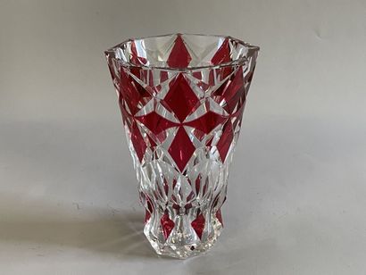 SAINT LOUIS : vase in cut crystal, red.

H:...