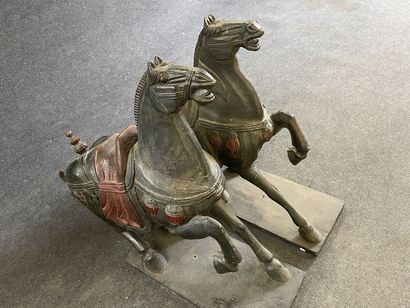 Paire de chevaux décoratifs en bois sculpté...