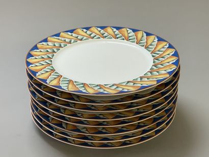 LALIQUE et LIMOGES. 

Huit assiettes plates...