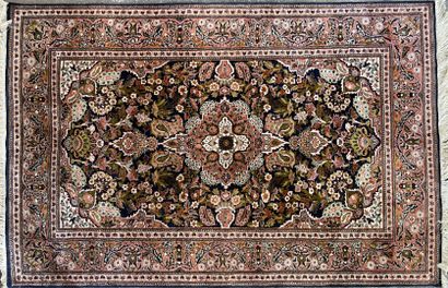 Kirman carpet in wool and silk.

IRAN

200...