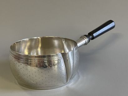 Casserole en argent, manche en bois noirci.

925°/00

D:...