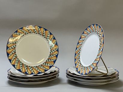 LALIQUE et LIMOGES. 

Huit assiettes plates...