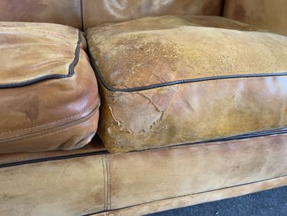 Canapé et fauteuils en cuir havane, accotoirs...