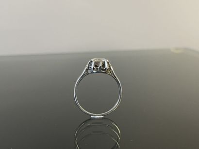 Solitaire en platine, serti d'un diamant...