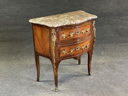 Chest of drawers in satinwood and amaranth,...