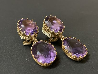 Paire de clips d'oreilles en or , serties...