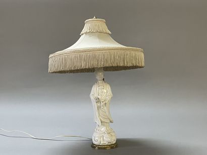 Statuette en porcelaine blanche de Chine...