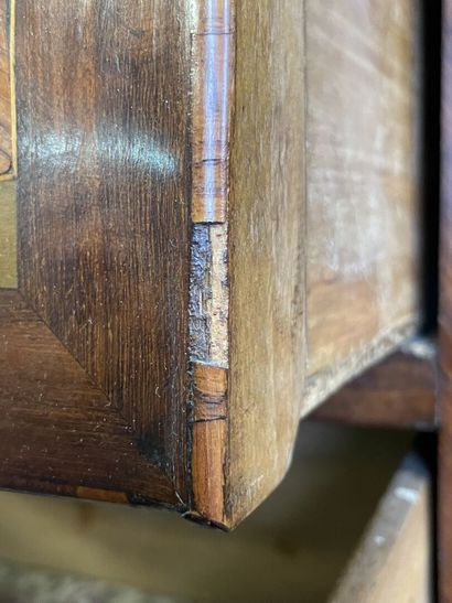 Chest of drawers in satinwood and amaranth,...