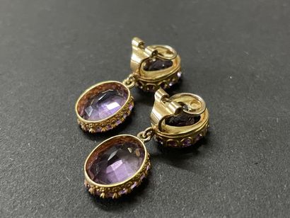 Paire de clips d'oreilles en or , serties...