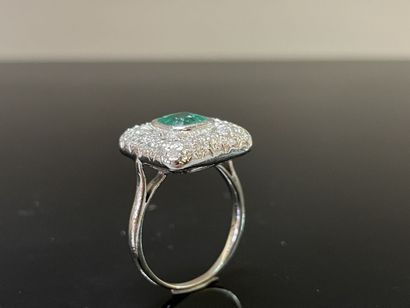 Bague en or gris , plateau carré, serti au...