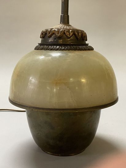 Lampe marbre ovoide, et monture bronze doré...
