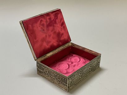 Coffret en argent repoussé à décor de putti,...