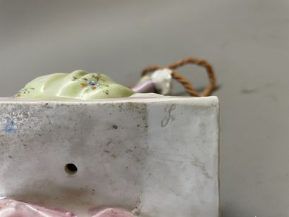 Jeune fille sur une balançoire
Statuette...
