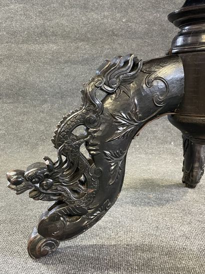 Guéridon indochinois à incrustation de nacre,...