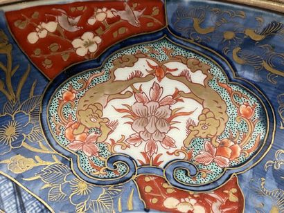 Coupe en porcelaine japonaise, décor Imari,...