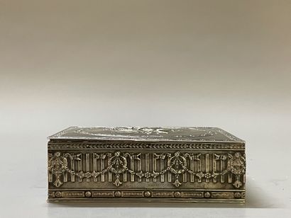 Coffret en argent repoussé à décor de putti,...