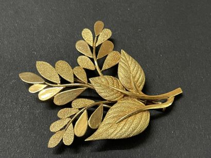 HERMES Broche feuillage en or brillant et...