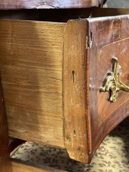 Chest of drawers in satinwood and amaranth,...