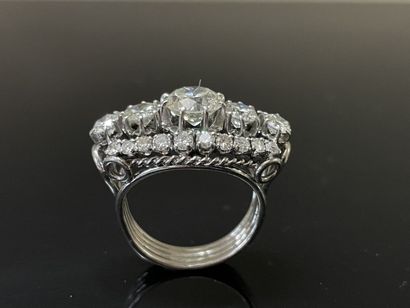 Importante bague en platine sertie de diamants.
Diamant...
