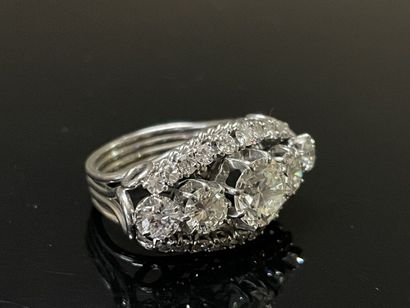 Importante bague en platine sertie de diamants.
Diamant...