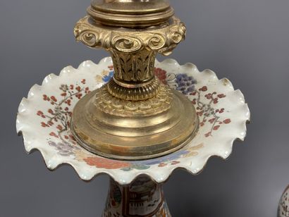 Paire de lampes à pétrôle en porcelaine du...