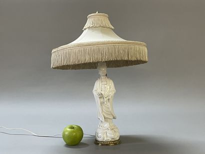Statuette en porcelaine blanche de Chine...