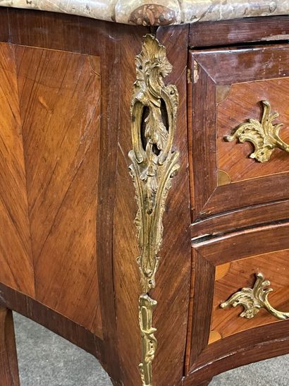 Chest of drawers in satinwood and amaranth,...