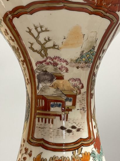 Paire de lampes à pétrôle en porcelaine du...