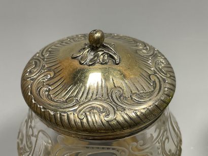 ODIOT Orfèvre.
Deux pots de toilette en cristal...