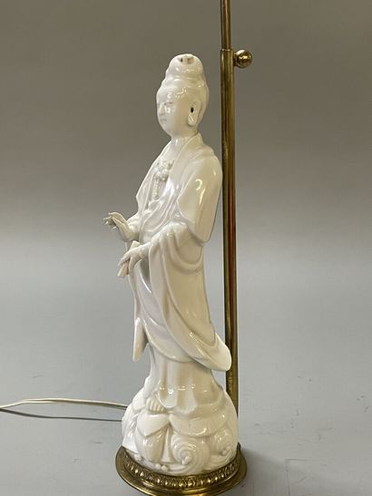 Statuette en porcelaine blanche de Chine...