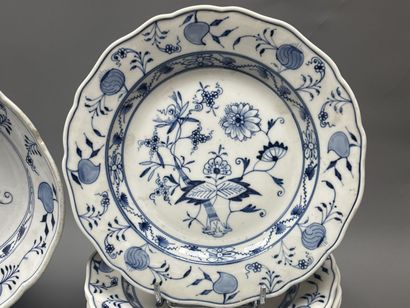MEISSEN Large porcelain dinner service, onion...