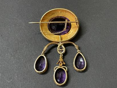 Important broche en or sertie d'une améthyste...