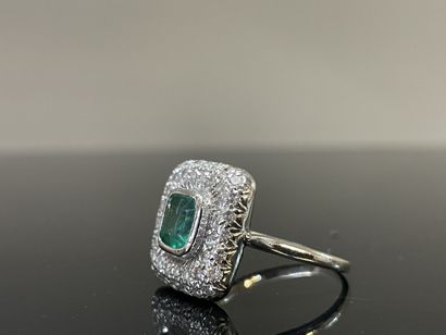 Bague en or gris , plateau carré, serti au...