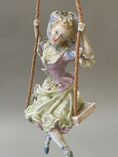 Jeune fille sur une balançoire
Statuette...