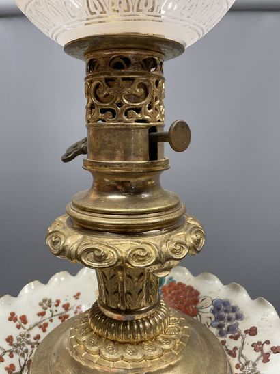 Paire de lampes à pétrôle en porcelaine du...